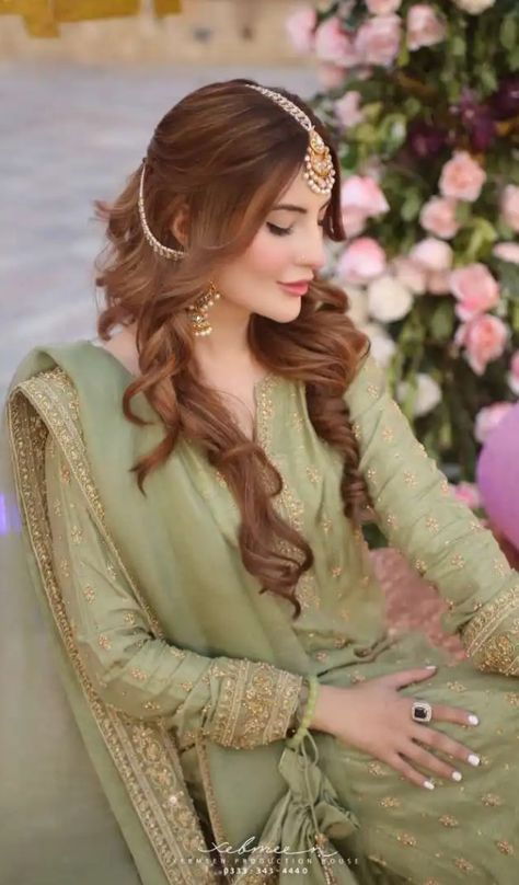 Hairstyle With Bindiya Pakistani, Earchain Indian Hairstyle, Hairstyles On Gharara, Sahara Earrings Hairstyle, Mehndi Hairstyles Pakistani, Pakistani Jewelry Simple, Desi Hairstyles For Long Hair, Barat Hairstyles, Hairstyles For High Foreheads