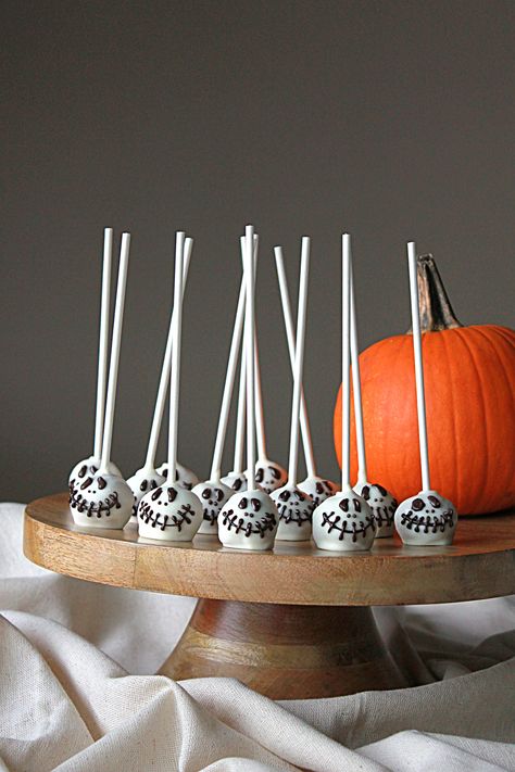 Skeleton Cake Pops Skeleton Cake, Monster Cake Pops, Halloween Office Party, Tuxedo Cake, Halloween Food Dinner, Halloween Food Appetizers, Halloween Cake Pops, Halloween Party Ideas, Monster Cake