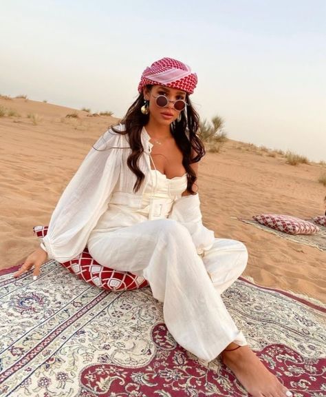 Desert Outfit Ideas Dubai Winter, Morocco Desert Outfit, Morocco Outfit Ideas Winter, Dessert Outfit Women, Sahara Desert Outfit, Desert Outfit Ideas Dubai, Desert Photoshoot Outfit, Egypt Clothes, Dessert Outfit