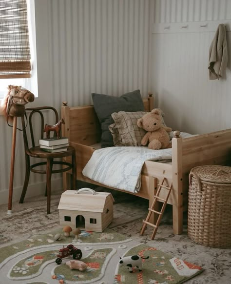 Boys Country Bedroom, English Country Nursery, Tiny Toddler Room, Vintage Toddler Boy Room, Farmhouse Kids Bedroom, Vintage Toddler Rooms, Vintage Nursery Boy, Vintage Boys Room, Vintage Kids Room