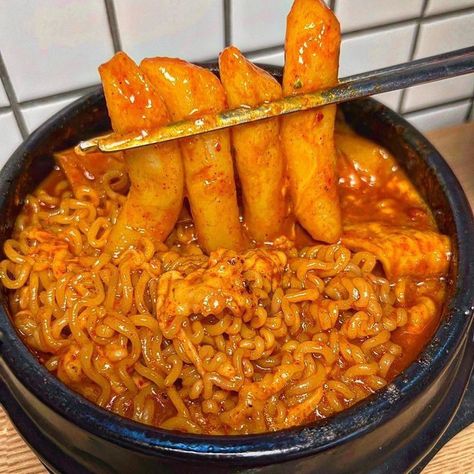 Cheesy Tteokbokki, Breakfast Cheese, Soul Food Dinner, Glass Noodles, Pasta Pizza, Mozzarella Sticks, Food Babe, Delicacy Food, Food Therapy