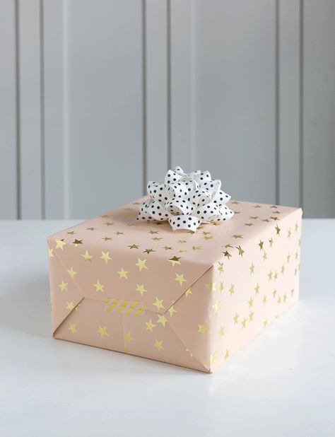 A step-by-step guide to wrapping the perfect present. Wine Gift Wrap, Presents Aesthetic, Present Aesthetic, Christmas Evil, Creative Corporate Gifts, Pretty Gift Wrapping Ideas, Wrap A Present, Elegant Gift Wrapping, Gift Box For Men