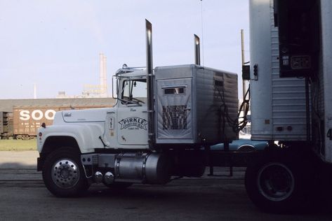 Sweet Pirkle R Model | Here's another view of that neat Mack… | Flickr Diesel Cars, Mack Trucks, Big Rig Trucks, Big Rig, Vintage Trucks, Peterbilt, Classic Trucks, Old Trucks, Big Trucks