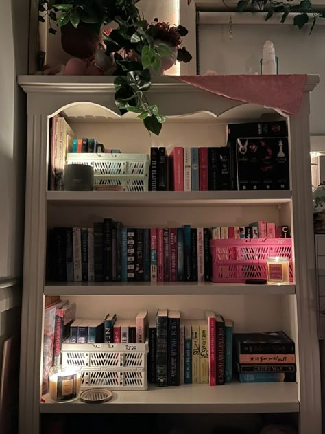 Cozy Room Bookshelf, Bookshelves Aesthetic, Bookshelf Inspiration, Bookshelves In Bedroom, Pinterest Room Decor, Pretty Room, Dreamy Room, Room Makeover Inspiration, Cozy Room