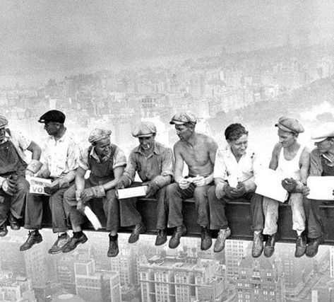 20 Incredible Photos of the Construction of the Empire State Building American History Photos, Battle Of Antietam, Fort Sumter, North Tower, Military Combat, American Children, Rockefeller Center, Seven Wonders, Freddy Krueger