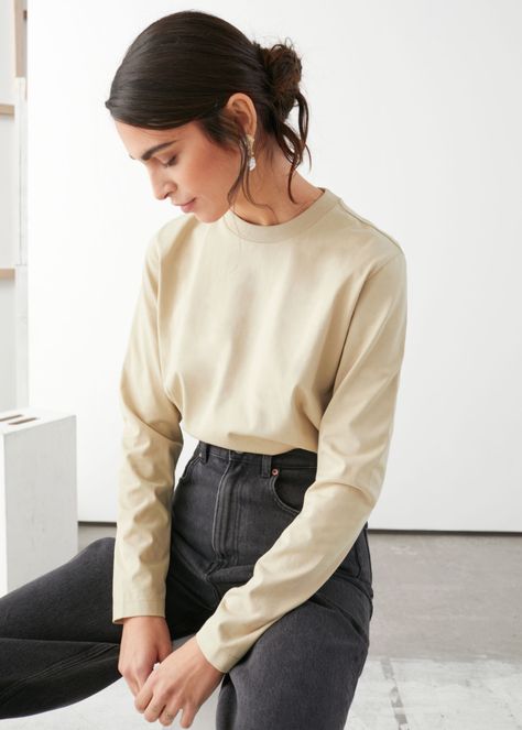 Organic Cotton Long Sleeve T-Shirt - Beige - Long Sleeve Tops - & Other Stories #andotherstories #organic #cotton #tshirt #shirt  #beige #long #sleeve #cozy #fashion #inspiration Long Sleeve Shirt Outfits, Straight Clothes, Influencers Fashion, Tshirt Outfits, Work Outfits Women, Fashion Story, Work Casual, Simple Outfits, Pretty Outfits