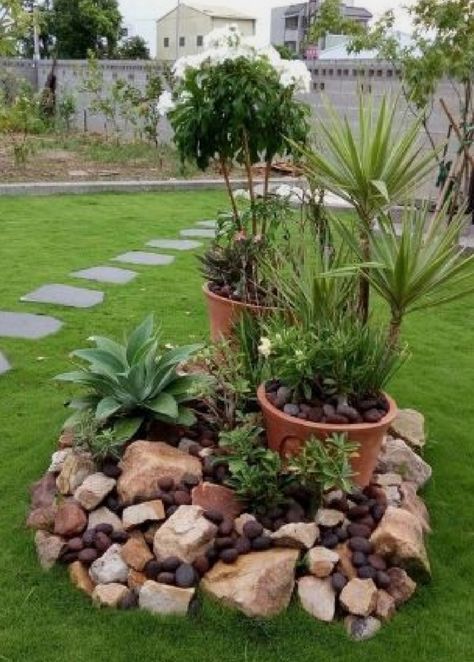 Small Garden Ideas Low Maintenance, Small Garden Landscape, Front Yard Garden Design, Budget Garden, Recycled Garden, Rock Garden Landscaping, Diy Backyard Landscaping, Garden Yard Ideas, Front Yard Garden