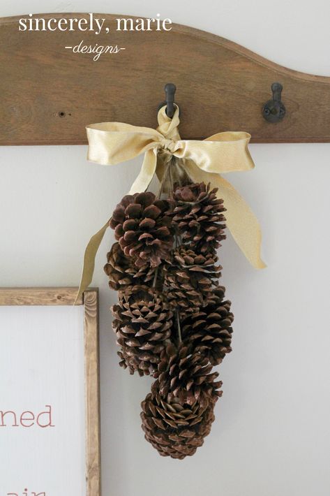 Thanksgiving Decorations Outdoor, Natural Fall Decor, Cones Diy, Pinecone Crafts Christmas, Diy Fall Decor, Fall Decor Diy Crafts, Pine Cone Christmas Tree, Pine Cone Art, Christmas Pine Cones