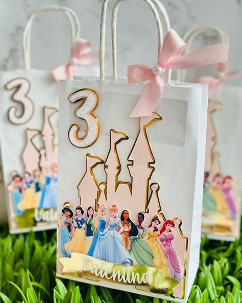 WonderCreationsbyLu on Instagram: "Cute Favor bags for a Princess Theme Party for any age! 👑 Personalized with name and age 🤍 • • • • #princesstheme#princessthemeparty#princess#princessparty#partyfavors#favorboxes#favorbags#partydecor#princessdecor#love#partytime#surprise#birthdaydecor#birthdayparty#etsy#etsyseller#miamimoms#cricutmade#trending#shopsmall#partyideas#partyideasforkids#instapic#follow#momlife#momboss#mombosshustle" Princess Goodie Bag Ideas, Disney Princess Goodie Bags, Princess Candy Bags, Princess Popcorn, Diy Party Bags, Princess Party Bags, Disneyland Birthday, Princess Birthday Party Decorations, Princess Theme Birthday