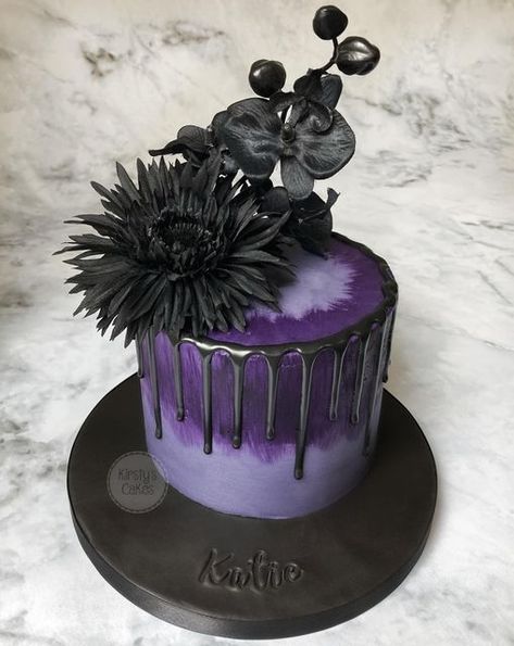 Black And Purple Birthday Cake, Wednesday Addams Birthday Party Food, Purple Black Cake, Purple Halloween Cake, Goth Desserts, Wednesday Theme Cake, Black And Purple Birthday, Dark Purple Cake, Purple And Black Cake