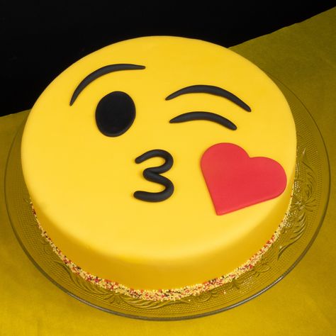 Emoji Cake Birthdays, Emoji Cake Ideas, Smiley Cake, Emoji Cakes, Emoji Kiss, Cake Emoji, Emoji Birthday Cake, Emoji Cake, Kiss Emoji