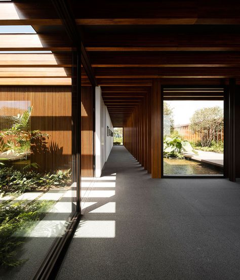 Gallery of OS House / Jacobsen Arquitetura - 19 Modern Japanese Architecture, Zen House, Design Japonais, Modern Architecture Design, Tropical Architecture, Hallway Designs, Japanese Zen, Reflecting Pool, Japanese Architecture