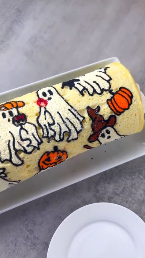 Halloween Swiss Roll | Halloween, Swiss roll, bread roll | This Swiss roll is so cool it's scary 😱 We are so impressed, The Squeaky Mixer! 🧡🖤 | By Food Network | Facebook Halloween Cake Roll Recipes, Halloween Swiss Roll Cake, Halloween Swiss Roll, Halloween Cake Roll, Halloween Roll Cake, Pattern Swiss Roll, Mini Swiss Rolls, Decorated Cake Roll, Squeaky Mixer