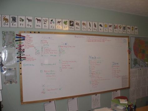 Homemade Dry Erase Board. OMG This is the best idea ever for getting organized in big way. Large Dry Erase Board, Diy Large Whiteboard, Work White Board Ideas, Big White Board, Diy Dry Erase Board, Diy Whiteboard, Set Up Ideas, Classroom Diy, Homeschool Worksheets