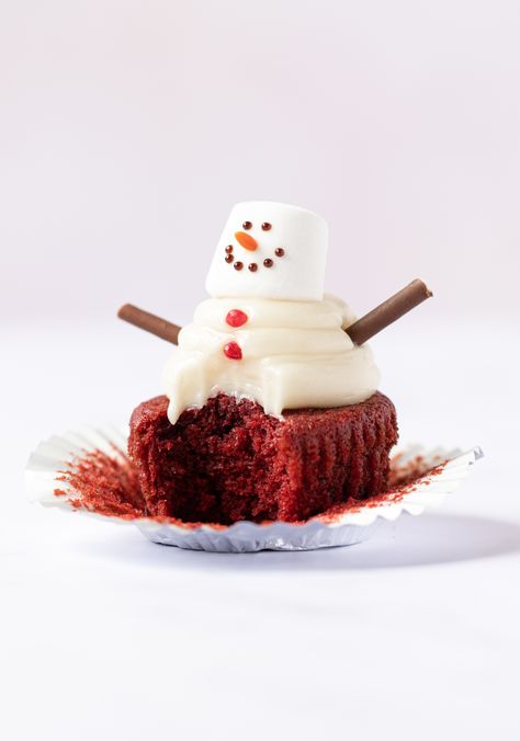 Christmas Snowman Cupcakes Christmas Baking Recipes Easy, Christmas Themed Desserts, Easy Christmas Cupcakes, Christmas Baking Easy, Homemade Cupcake Recipes, Easy Vanilla Cupcakes, Easy Christmas Cake Recipe, Red Velvet Christmas, Snowman Cupcakes