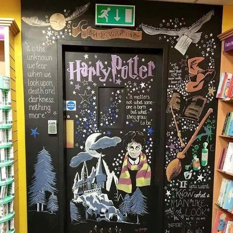 HP Classroom Door Idea, however use black butcher paper and paint on it, and then tape or use sticky tack to put around the door and on the door. Love this idea! Classroom Harry Potter, Harry Potter Door Decorations, Harry Potter Classroom Decorations, Hogwarts Classroom, Harry Potter Classroom Theme, Harry Potter Door, Harry Potter Display, Harry Potter Classes, Harry Potter Library