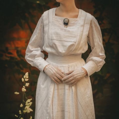 Edwardian tea dress 🦢 Edwardian Tea Dress, Diana Barry, Walking Skirt, Retro Fashion Outfits, Villain Character, Edwardian House, Edwardian Dress, Gibson Girl, Edwardian Fashion