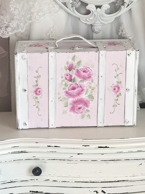 Pink Mailbox Ideas, Trunk Suitcase, Chic Decor Diy, Shabby Chic Diy Projects, Suitcase Decor, Vintage Furniture Makeover, Shabby Chic Porch, Painted Trunk, Pearl Jewelry Shop