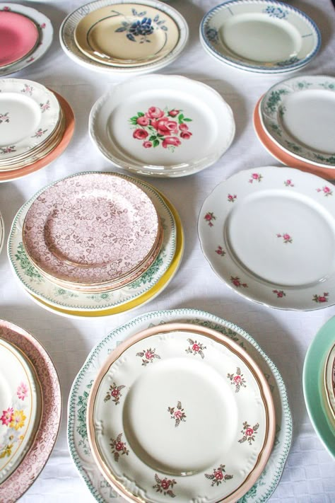 Cute Dinnerware, Cottage Traditional, China Aesthetic, 21 Dinner, Pretty Pottery, Aesthetic Dump, Pinterest Contest, Table Setting Decor, Italian Table