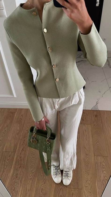 Green Lady Dior, Lady Dior Outfit, Matcha Lover, Look Adidas, Estilo Indie, Skandinavian Fashion, Bag Outfit, London Outfit, Uni Outfits