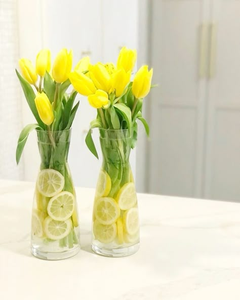 Lemon In Flower Vase, Lemons In Flower Vase, Lemon In Vase With Flowers, Lemon Bouquet Floral Arrangements, Lemon Flowers Arrangements, Lemons In Vases With Flowers, Lemon Vases With Flowers, Yellow Tulip Centerpiece, Tulip Party Decorations