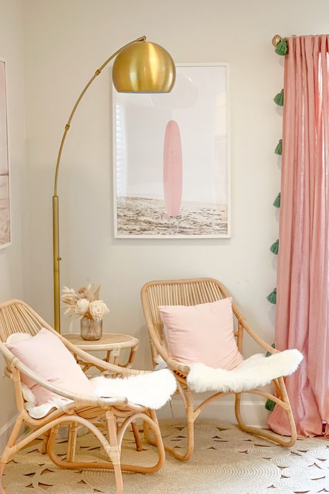 Palm Beach Decor Interior Design Bedroom, Pink Beach Apartment, Palm Springs Inspired Bedroom, Pink Beach House Decor, Florida Airbnb Decor, Pink Beach Room Aesthetic, Florida Apartment Aesthetic, Pink Beach Bedroom, Airbnb Theme Ideas