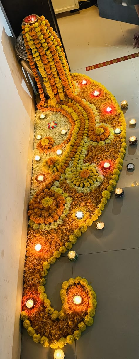 Fake Flower Decor Ideas, Vastushanti Rangoli, Hard Rangoli Designs For Diwali, Flowers Rangoli Designs Ideas, Marigold Flower Rangoli, Simple Flower Rangoli, Home Flower Decor, Throwback Photos, Gate Decoration