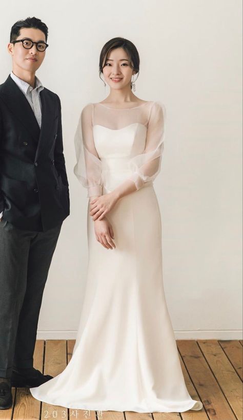 Korean Inspired Wedding Dress, Wedding Dress Asian Brides, Wedding Gown For Short Bride, Simple Wedding Dress Casual Short Classy, Korean Wedding Dress Elegant, Minimal Bride Dress, Wedding Dress Japanese, Korean Bride Dress, Korean Wedding Dress Simple