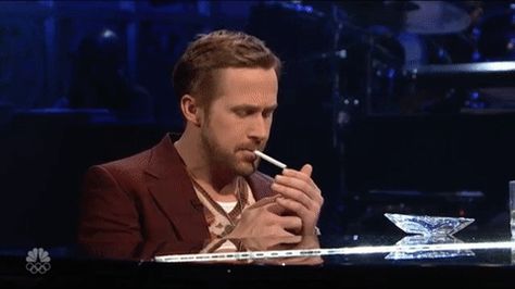 Trending GIF smoke smoking ryan gosling piano cigarette jazz snl 2017 season 43 Ryan Gosling Banner Gif, Ryan Gosling Piano, Ryan Gosling Gif, Ryan Gosling Drive, Райан Гослинг, Edward Norton, Banner Gif, Masculine Men, Bad Habit