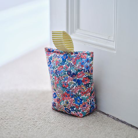 Learn how to add a pop of colour to any room with a unique doorstop! Not only is it practical, but it can be made to complement any colour scheme. Door Stops To Make, Fabric Door Stop Pattern Free Sewing, Doorstop Pattern Free, Diy Doorstop, Doorstop Pattern, Fabric Door Stop, Fat Quarter Projects, Cross Back Apron, Fabric Storage Boxes