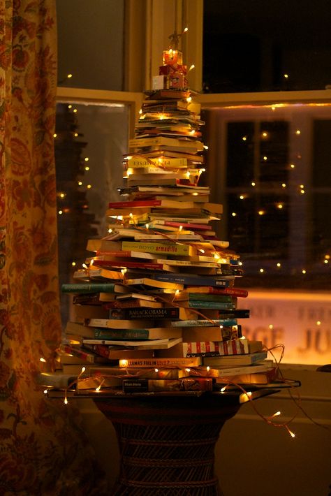 Christmas Tree Out Of Books, Crismas Tree, Harry Potter Weihnachten, Harry Potter Christmas Ornaments, Book Christmas Tree, A Stack Of Books, Book Tree, Book Christmas, Harry Potter Christmas