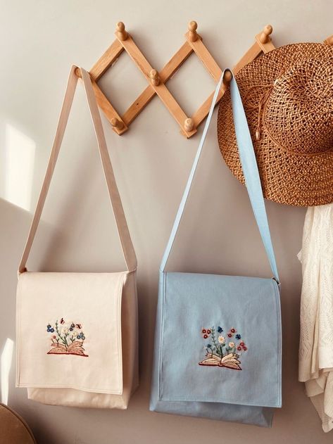 Embroidery On Purse, Tote Bag With Embroidery, Embroidery On Tote Bags, Embroidery Bags Handmade, Tote Bag Diy Pattern, Creative Tote Bag, Diy Tote Bag Design, Embroidery Purse, Sac Tote Bag