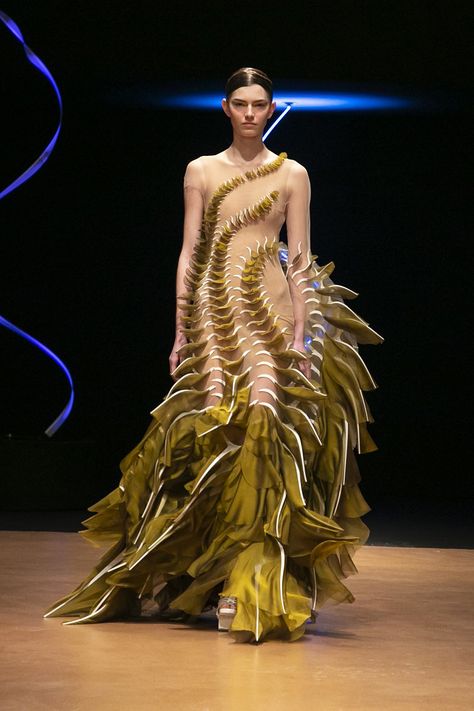 Iris van Herpen Spring/Summer 2020 Couture Collection: Sensory Seas - Fashion Trendsetter Green Rabbit, Fashion Nature, Iris Van Herpen, David Koma, Armani Prive, Creation Couture, Design Drawings, Vogue Italia, Rabbit Hole