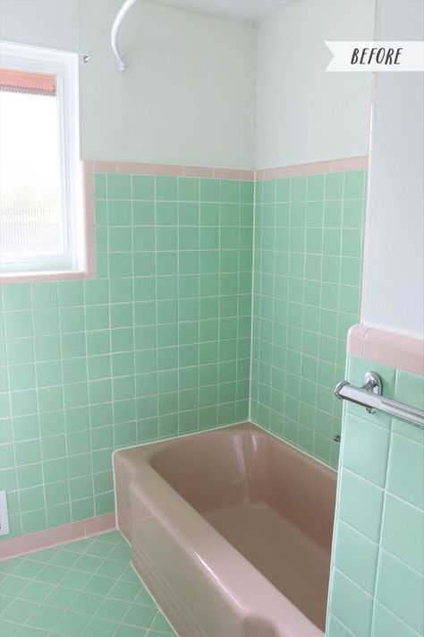 Wallpaper Borders For Bathrooms, Green And Pink Bathroom, Vintage Green Bathroom, Vintage Tile Bathroom, Mint Green Bathrooms, Pink Tile Bathroom, Mint Bathroom, Green Tile Bathroom, Old Bathrooms