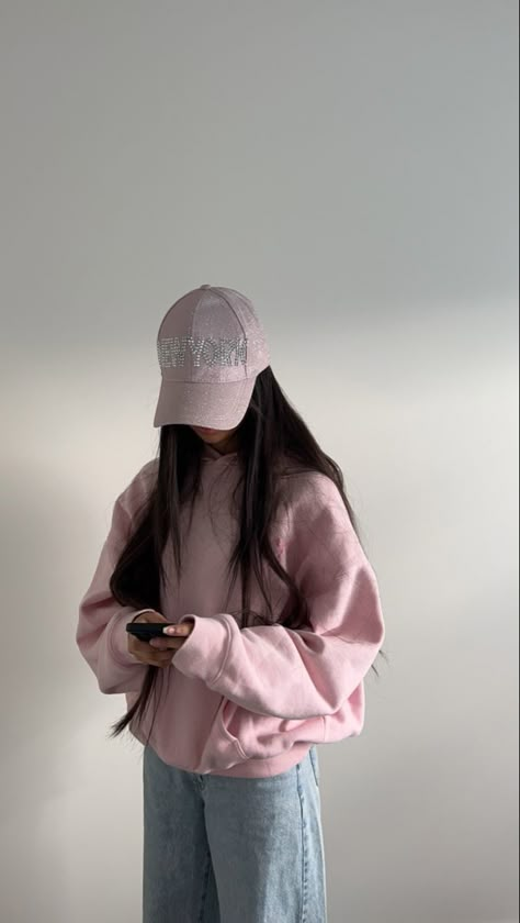 Pink Oversized Hoodie Outfit, Pink Fleece Jacket Outfit, Hoodie Cap Outfit, Pink Hoodie Outfit Ideas, Pink Hoddies Outfits Ideas, Hoodie And Cap Outfit, Pink Cap Outfits For Women, Zipup Hoodie Outfit Aesthetic, Hoddies Outfits Girl Winter