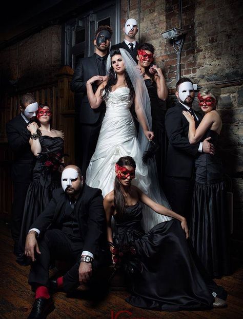 http://masqueradeweddings.com/ Wedding Entourage, Halloween Decor Diy, Masquerade Theme, Masquerade Wedding, Halloween Themed Wedding, Goth Wedding, Dark Wedding, Halloween Cupcakes, Gothic Wedding