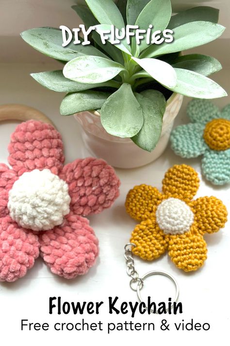 Crochet a cute daisy flower for easter with this easy beginner amigurumi pattern. Including full video on how to crochet this plushie. Great size for a baby rattle of keychain. Baby Haken, Flower Crochet Pattern, Easy Beginner Crochet Patterns, Crochet Baby Mobiles, Crochet Puff Flower, Keychain Pattern, Crochet Mobile, Easy Crochet Animals, Quick Crochet Patterns