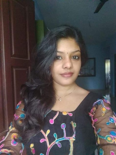 Online Friendship, Indian Natural Beauty, Whatsapp Number, Beautiful Smile Women, Desi Beauty, Chennai, The Ordinary, Desi, Long Hair