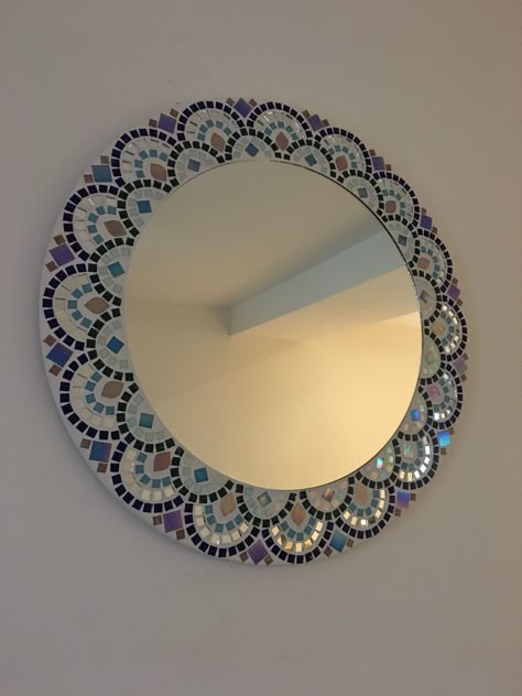 Mosaic Mirrors Ideas, Round Lippan Art Mirror Wall, Round Mirror Lippan Art, Mirror Mosaic Wall Art, Mirror Mosaic Art Design, Mirror Mosaic Art, Mosiac Art Mirror, Round Mosaic Mirror Frame, Painted Mirror Art