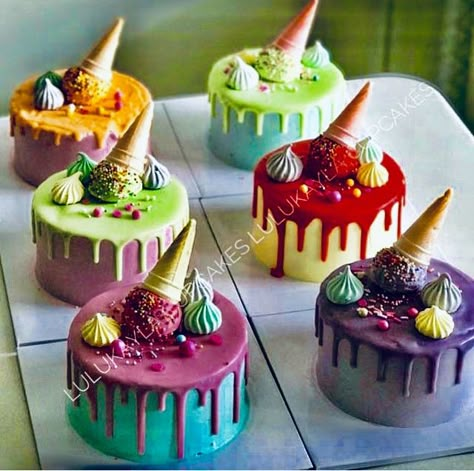 Small Drip Cake, Ice Cone Cake, Ice Cream Cone Cake Ideas, Ice Cream Cake Decoration, Cone Cake Ideas, Mini Ice Cream Cake, Tiny Cakes Ideas, Ice Cream Cake Birthday, Mini Cakes Ideas