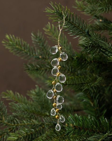 Christmas Tree Ornaments Aesthetic, Christal Christmas Tree, Pearl Christmas Decorations, Bauble Garland, Elegant Christmas Ornaments, Making Christmas Ornaments, Jul Diy, Pearl Ornaments, Diy Beaded Ornaments