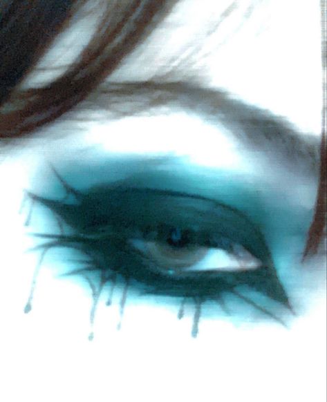 Gothic Eyeshadow, Goth Makeup For Hooded Eyes, Hooded Eye Goth Makeup, Alt Prom Makeup, Blue Goth Aesthetic, Spider Eyeliner, Goth Makeup Hooded Eyes, Goth Eyeliner Designs, Eyeliner Looks Goth