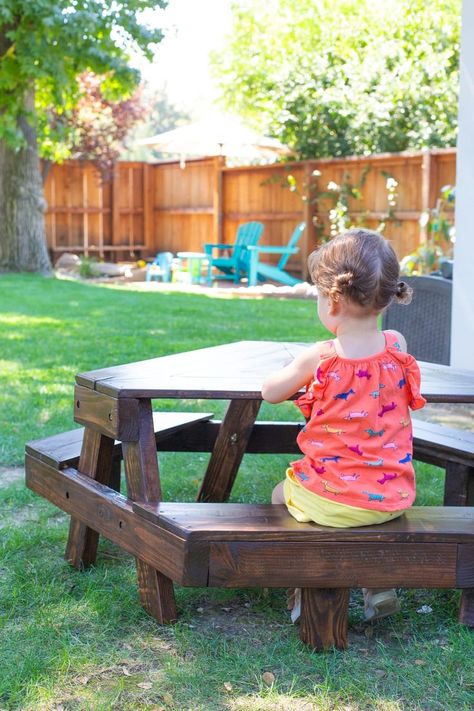 how to make a modern kids' picnic table Backyard Ambiance, Table Palette, Diy Picnic Table, Picnic Table Plans, Kids Picnic Table, Diy Seating, Table Picnic, Woodworking Tutorials, Kids Picnic