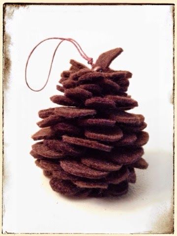 DIY: Felt Pinecones on Our Cozy Creative Life Mistletoe Diy, Easy Felt Crafts, Diy Wool Felt, Diy Wool, Felt Crafts Patterns, Fabric Christmas Trees, Felt Crafts Diy, Dark Wax, Diy Felt