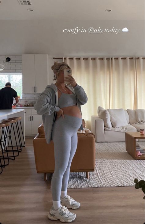 Khloe Kardashian Pregnant Style, Maternity Denim Shorts Outfit, Fit And Pregnant, Pregnant Sporty Outfits, Pregnant Comfy Outfits, Pregnant Athleisure Outfits, Working Out Pregnant, Maternity Gym Outfit, Pregnancy Athleisure Outfits