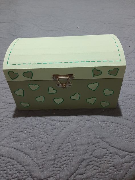 Shoebox Birthday Gift Ideas, Wood Box Painting Ideas Easy, Gf Activities, Painted Box Ideas Simple, Memory Box Ideas Diy Paint, Painted Box Ideas, Cute Box Painting Ideas, Wood Box Painting Ideas, Bae Birthday