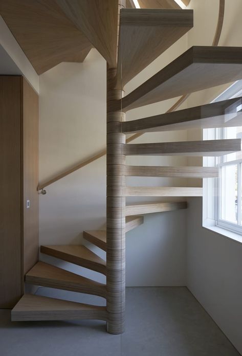 Eldridge London · House in Chelsea · Divisare Stairs For Tight Spaces, Staircase Photography, Staircase Contemporary, Library Loft, Spiral Stair, Contemporary Staircase, Oak Plywood, Wood Staircase, London Living