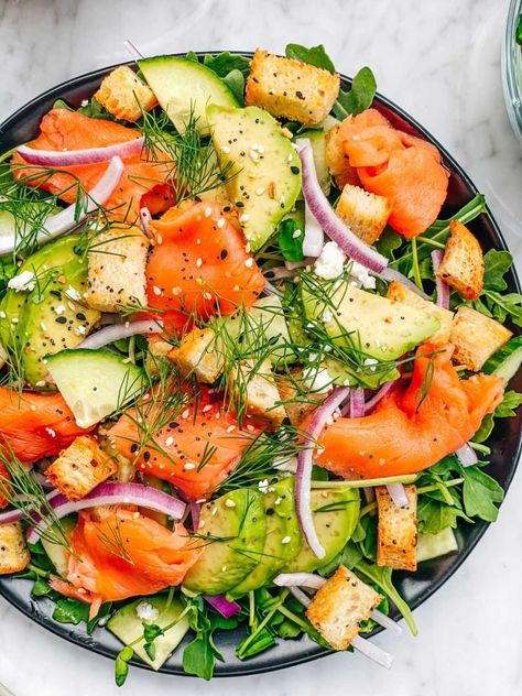 Ingredients:
4 ounces smoked salmon / lox
2 cups arugula 
1/4 cup microgreens
1/4 cup cucumbers, diced
1/4 cup red onion, thinly sliced
2 tbsp dill, chopped
1/4 avocado, sliced
1/4 cup croutons 
2 tbsp feta or goat cheese

Dressing: your choice (ranch?) w/ extra everything bagel seasoning Lox Salmon Recipes, Everything Bagel Salad, Lox Salad, Bagel Salad, Pescatarian Food, Lox Recipe, Salmon Lox, Green Salads, Pescatarian Recipes