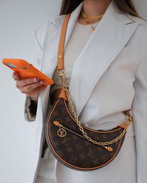 THREADS on Instagram: “Texting our besties to tell them we bought another new bag. 👀 Want to get your hands on the LV Loop? We know you do! DM us or click the…” Louis Vuitton Loop Bag Outfit, Lv Loop Bag Outfit, Lv Loop Bag, Lv Bag Outfit, Louis Vuitton Loop Bag, Tas Louis Vuitton, Tas Lv, Trend Bags, Louis Bag