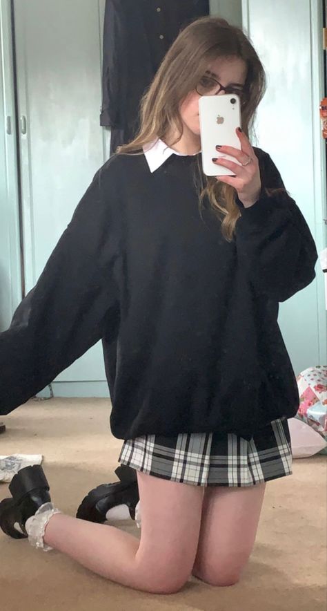 Black And White Uniform School, Old Preppy Aesthetic Outfits, Outfit Inspo With Mary Janes, Outfits For Mary Janes, Black And White Skirt Outfit Winter, Hot Uniform Outfits, Black And White School Outfits, Black And White Preppy Outfits, Styling Uniforms Schools